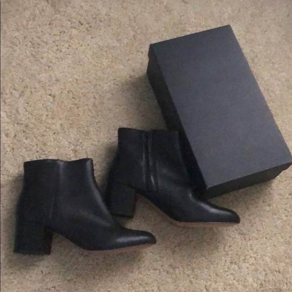 NWB black leather bootie sz9 banana republic - Picture 1 of 4